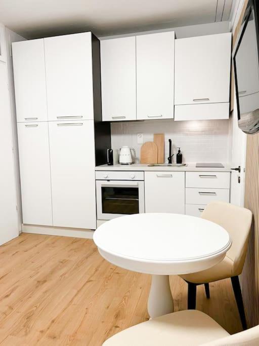 Bright Tiny Studio - Shared Pool & Sauna - Free Parking - Air Condition Muralto 외부 사진