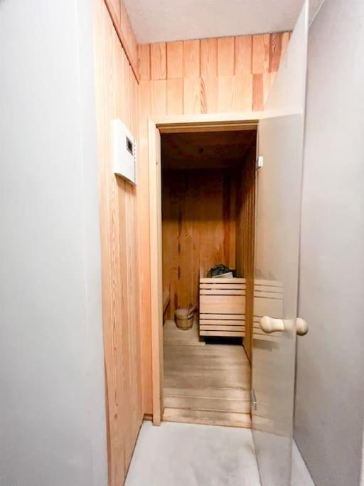 Bright Tiny Studio - Shared Pool & Sauna - Free Parking - Air Condition Muralto 외부 사진