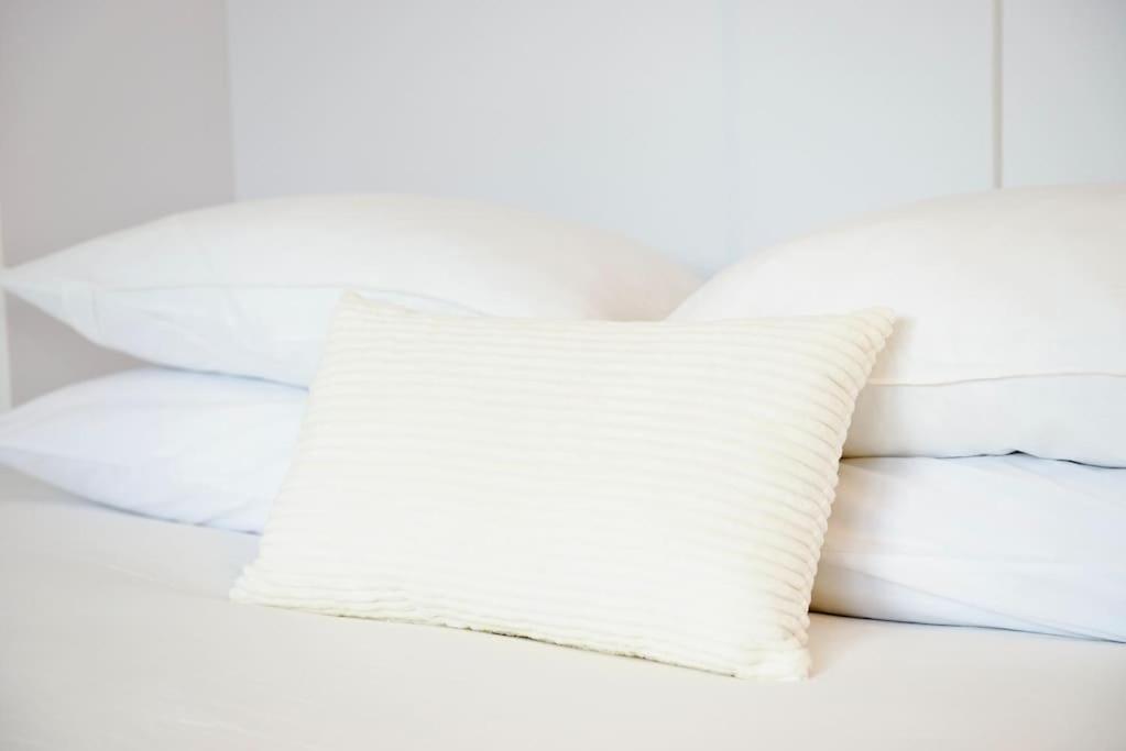 Bright Tiny Studio - Shared Pool & Sauna - Free Parking - Air Condition Muralto 외부 사진