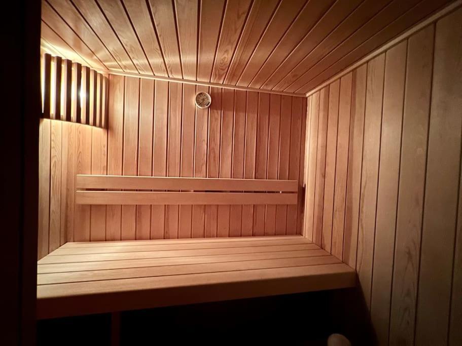 Bright Tiny Studio - Shared Pool & Sauna - Free Parking - Air Condition Muralto 외부 사진
