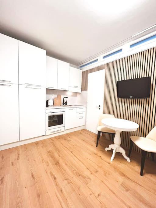 Bright Tiny Studio - Shared Pool & Sauna - Free Parking - Air Condition Muralto 외부 사진